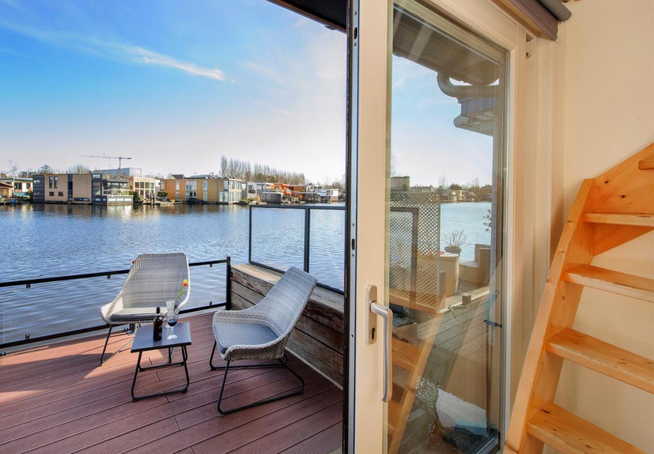 Houseboat Studio With Canalview And Free Bikes Amsterdam Exterior photo